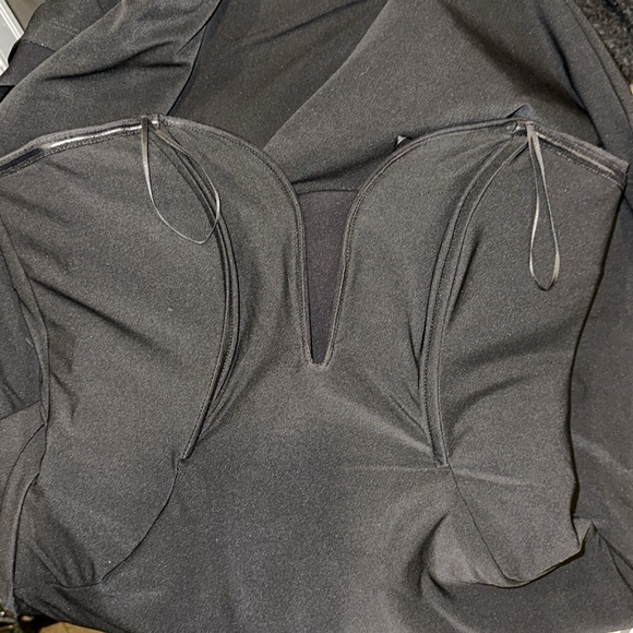 Tena Deep V Sweetheart Strapless Gown in Black - Picture 7 of 11